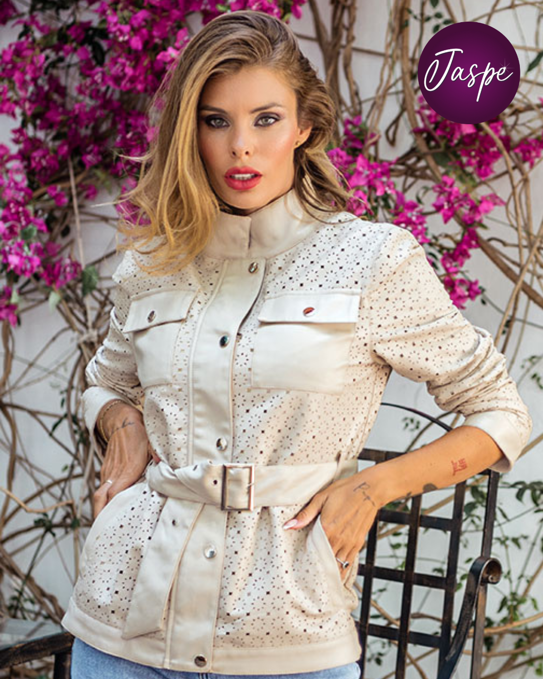 Chaqueta de Piel Sintética Beige con Cinturón